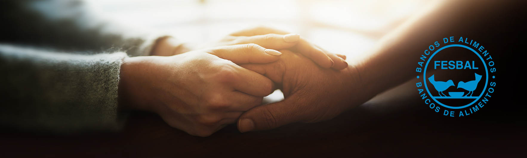Dos personas que se dan la mano y logo FESBAL