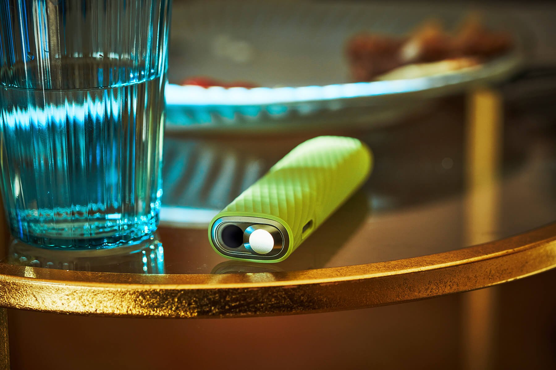IQOS ILUMA ONE sobre una mesa