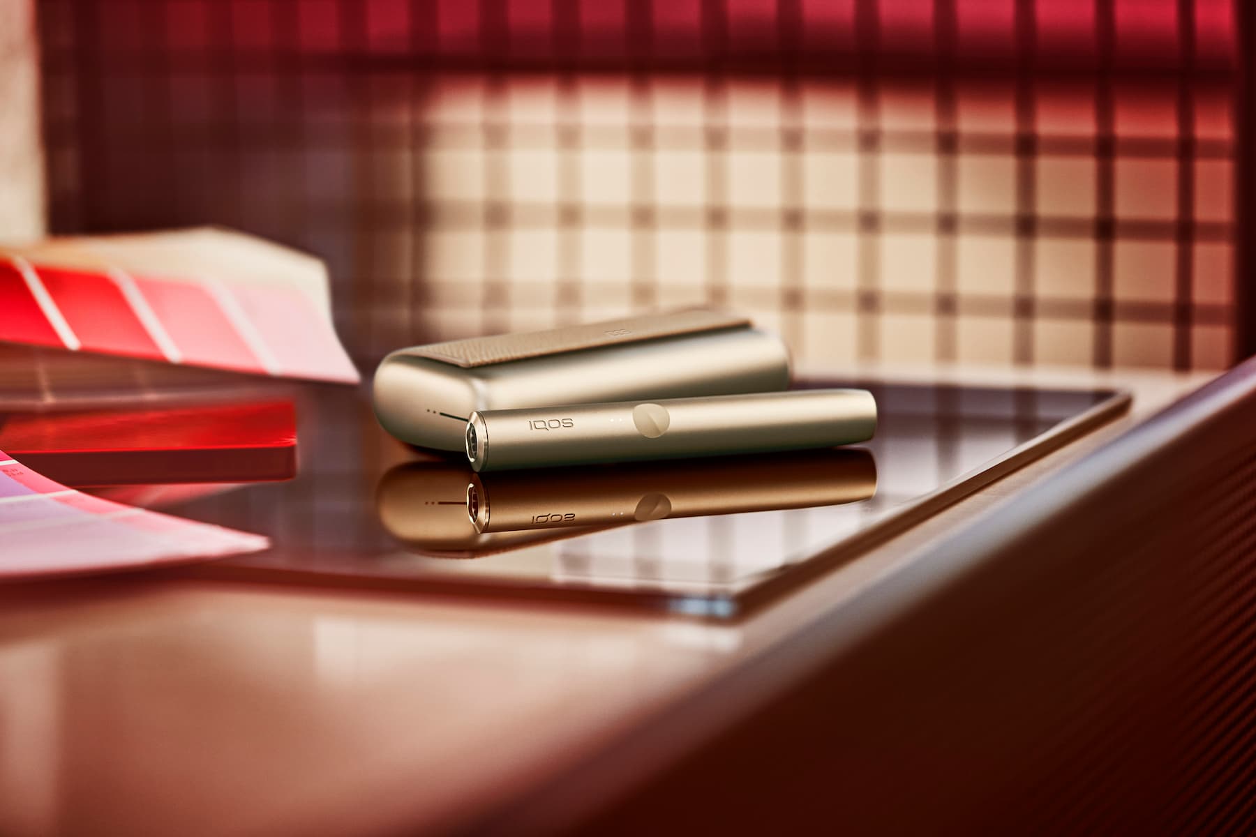Dispositivo IQOS sobre mesa