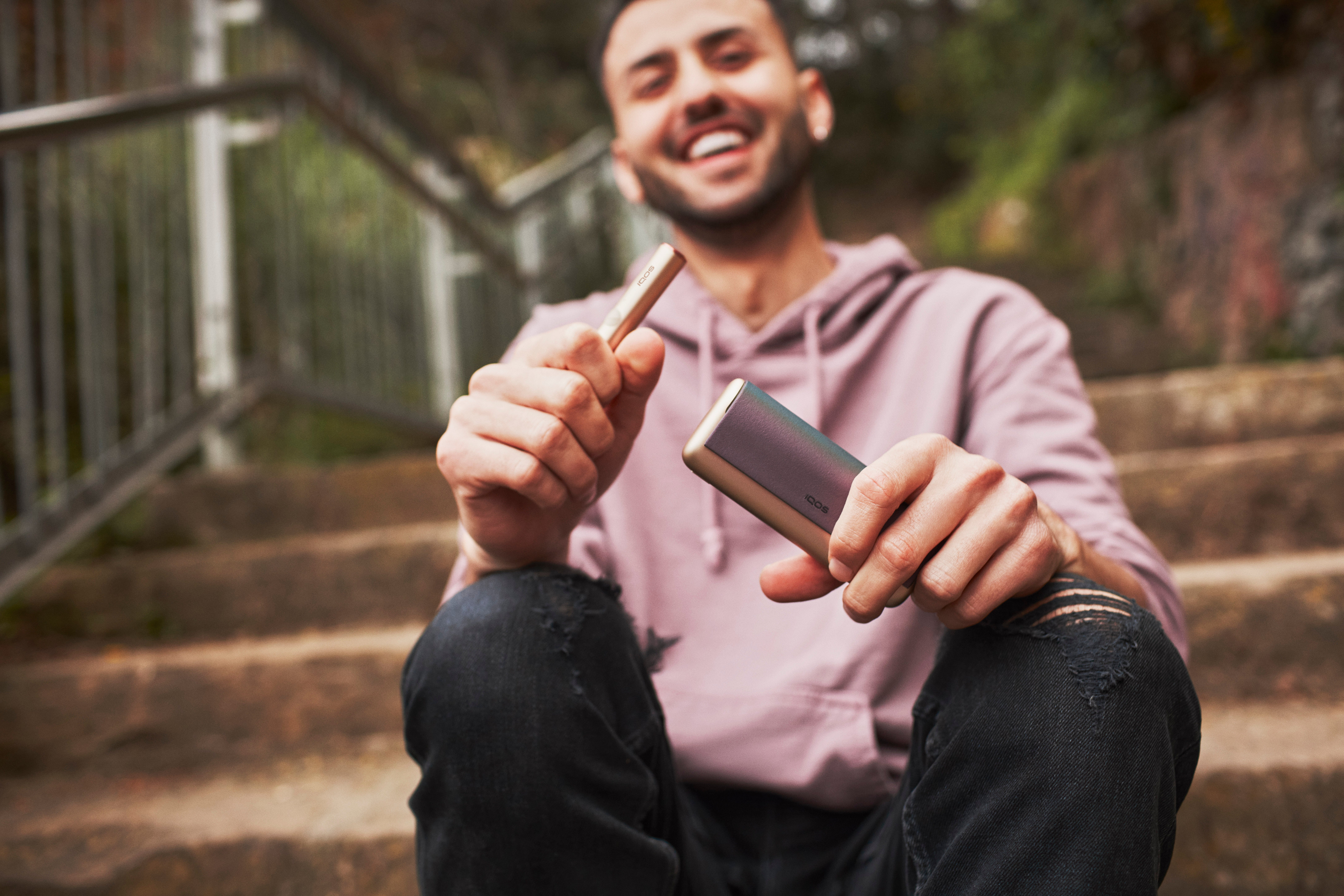 Hombre con IQOS ILUMA PRIME