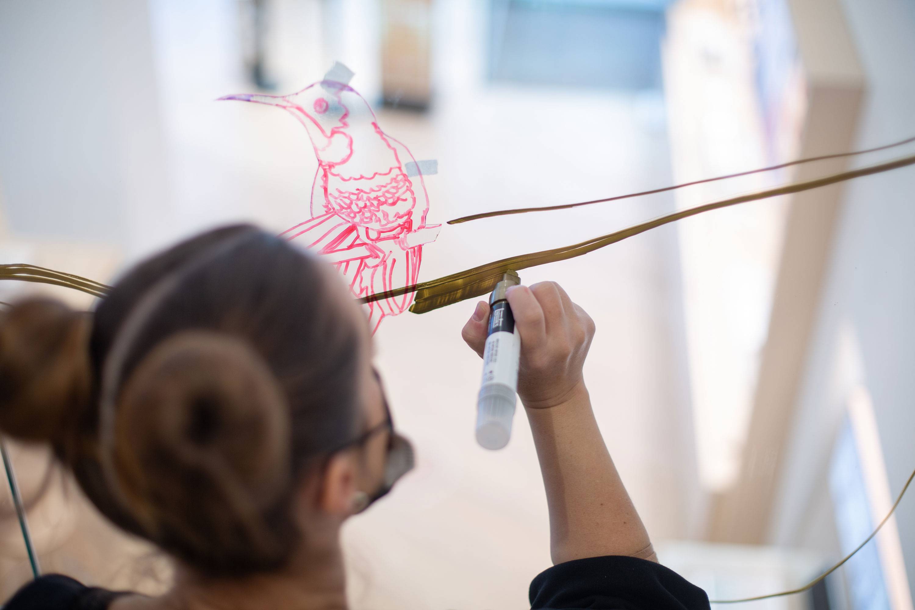 Una niña dibujando un dibujo