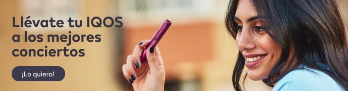Mujer en una terraza con IQOS